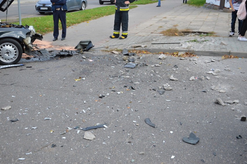 Nie żyje 84-letni kierowca, który uderzył w betonowy słup w centrum Skierniewic