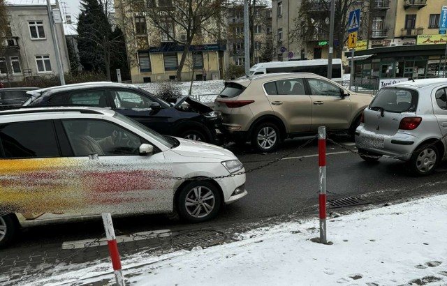 Na ulicy Żytniej w Kielcach zderzyły się dwa samochody osobowe