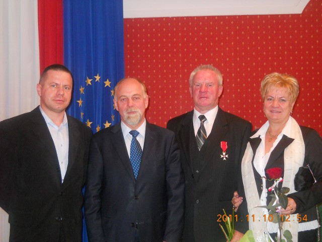 od lewej: Dominik Rusinek, wojewoda Piotr Florek, Olgierd Rusinek, Czeslawa Rusinek