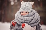 Jak ubrać dziecko zimą, aby nie było mu za gorąco ani za zimno? Poznaj ważne zasady i sprawdź porady projektantki ubrań dziecięcych