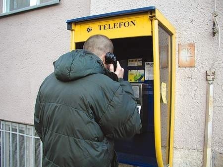 Pozbawieni telefonów abonenci usiłują dochodzić swoich praw z ulicznych automatów.  OLgierd gÓrny