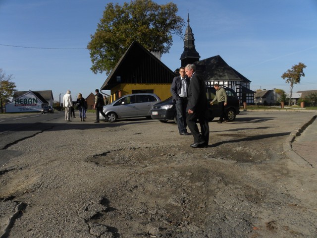 Tak droga w Brzeziu wyglądała kilkanaście miesięcy temu. Teraz nie jest dużo lepiej