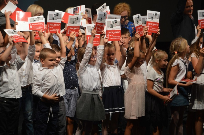 Przedszkolaki z głogowskiej „Trójki" stworzyły książkę o niepodległości [ZDJĘCIA, FILM]