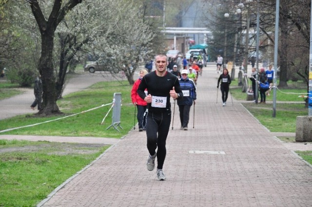 Półmaraton Dąbrowski gromadzi na starcie biegaczy i amatorów nordic-walkingu