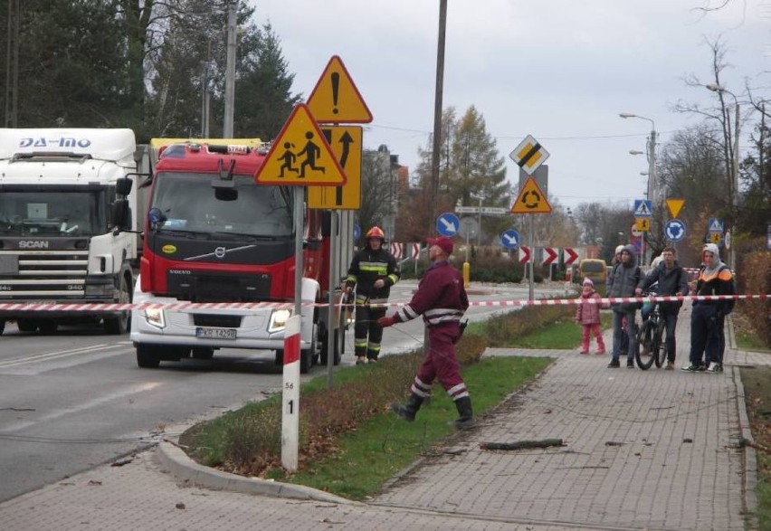 W wyniku silnych wiatrów nastąpiło zerwanie sieci...