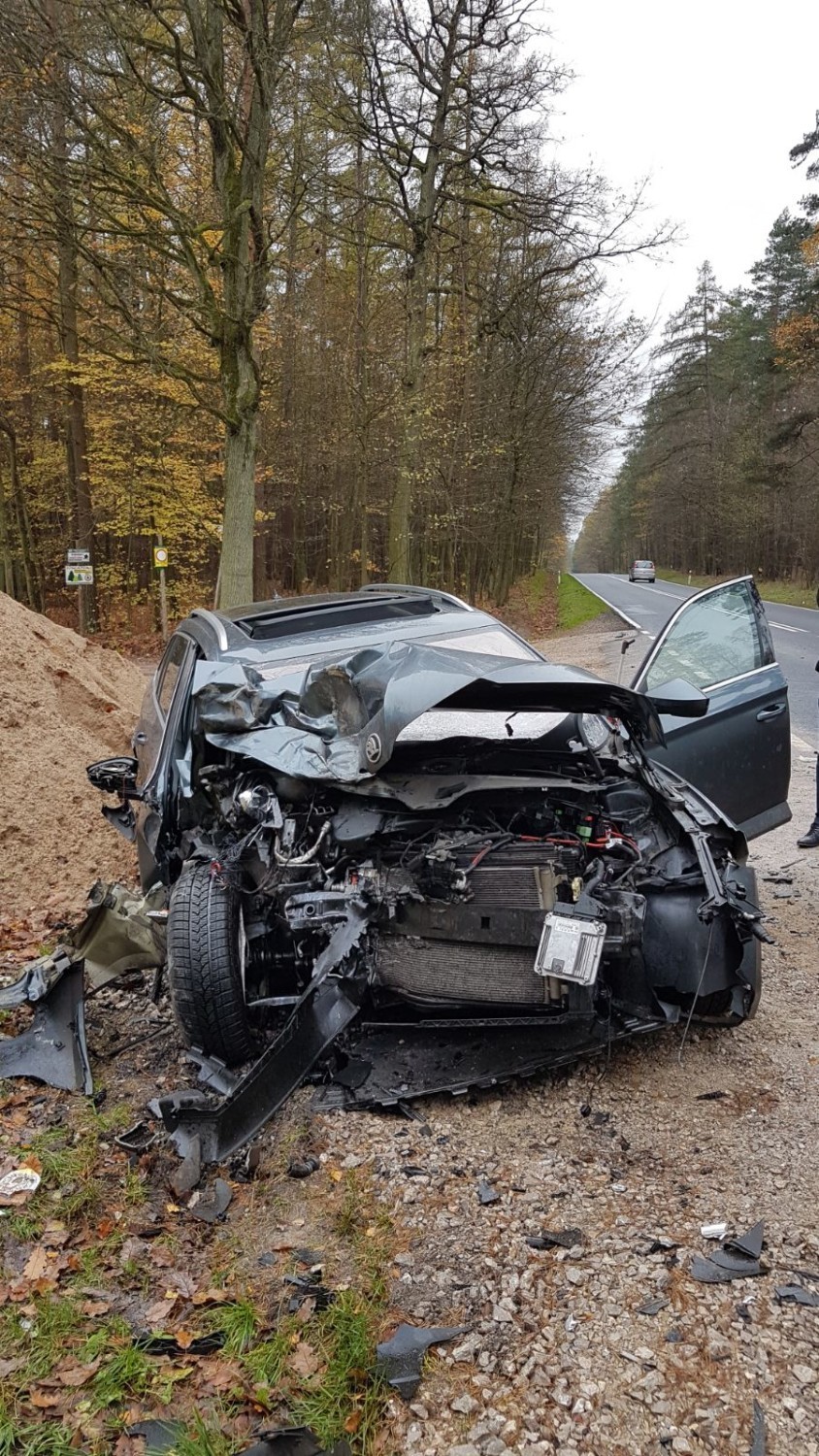 Wypadek w gminie Przedbórz. Kierujący skodą wjechał w leśną maszynę