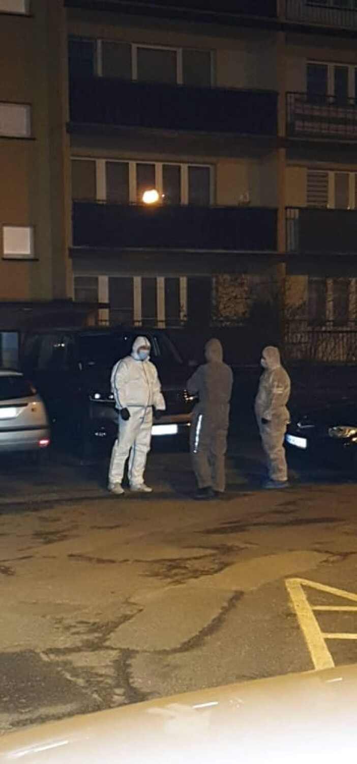 Interwencja policji i straży na osiedlu Stare Sady w Wieluniu. W mieszkaniu znaleziono zwłoki mężczyzny 