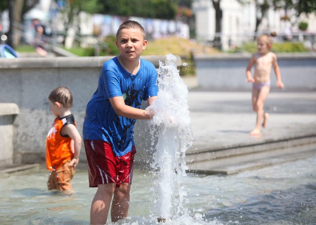 Najmłodsi próbują ochłodzić się w fontannie w parku na Krzywdzie