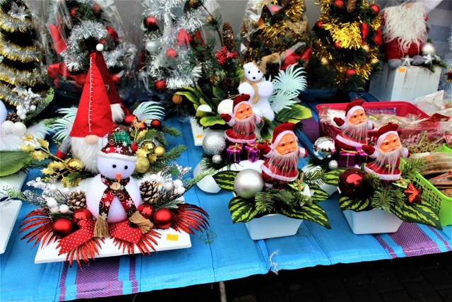 Takie świąteczne dekoracje i stroiki można kupić na łęczyckim targowisku