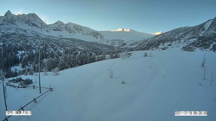 Tatry. Dosypało śniegu. TOPR ogłosił drugi stopień zagrożenia lawinowego w górach