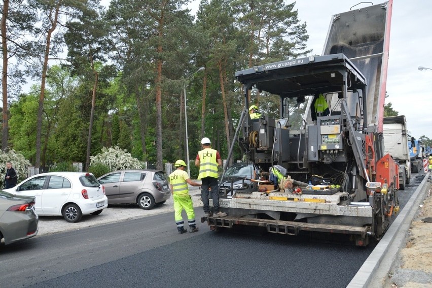 W czwartek pracownicy firmy PBI rozpoczęli układanie asfaltu...