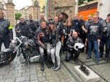 Jelonek "motocyklista" pojawił się przy ulicy Konopnickiej w Jeleniej Górze. To już ósma figurka na szlaku miejskim (KONKURS)
