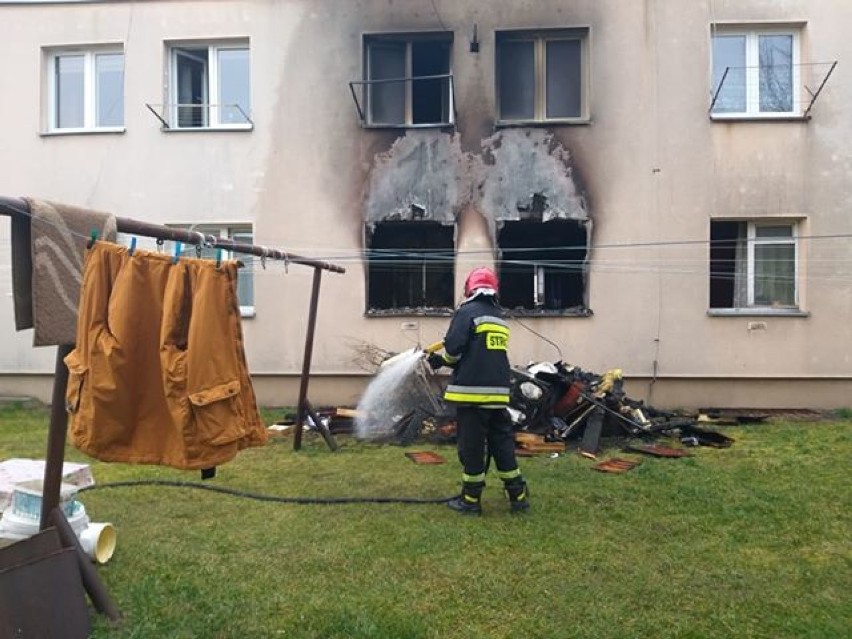Pożar w mieszkaniu na kieleckim Białogonie. Ewakuacja, dwie osoby w szpitalu
