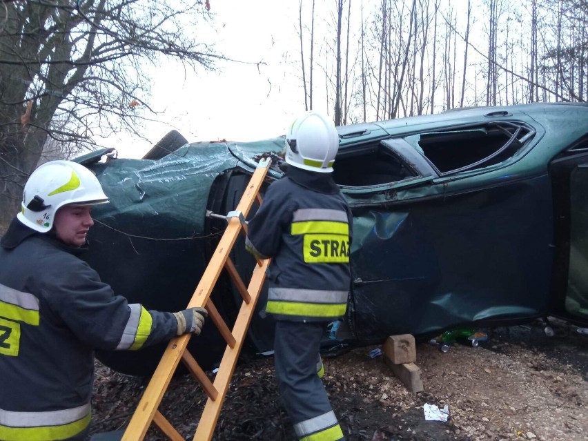 Gmina Wielgomłyny. Śmiertelny wypadek w miejscowości Perzyny, kierujący samochodem osobowym uderzył w drzewo