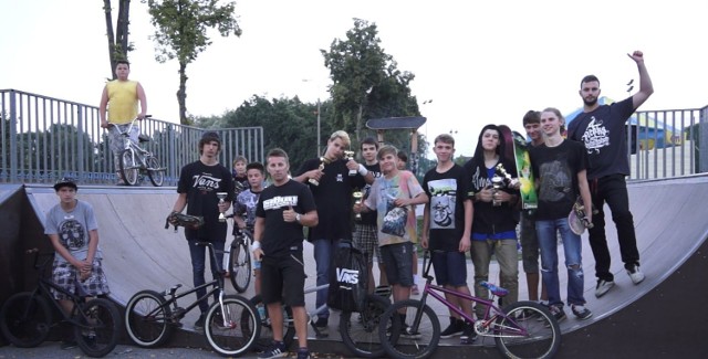 Miłośnicy deskorolek i rowerów bmx zakończyli wakacje na skateparku przy ul. Gnieźnieńskiej w Żninie.