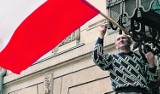 Jak prawidłowo zawiesić flagę: sprawdź podstawowe zasady