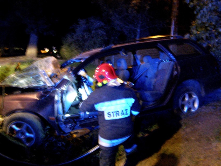 Wypadek w Tragaminie. Toyota uderzyła w drzewo, przyleciał śmigłowiec LPR