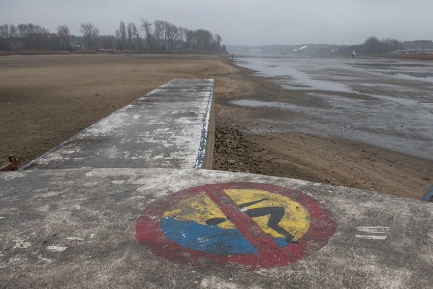 Porządkowanie dna jeziora zawsze wiąże się z szeregiem...