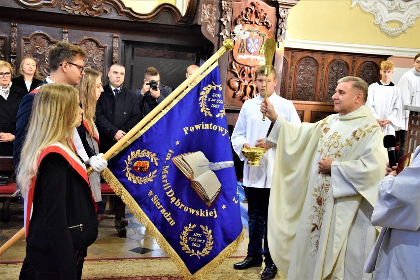 Nowy sztandar dla Powiatowego Zespołu Szkół nr 2 w Sieradzu nadany i poświęcony z okazji Dnia Edukacji Narodowej ZDJĘCIA