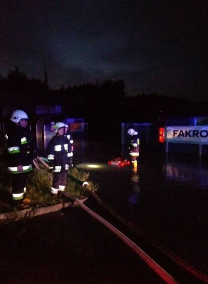 Podtopienia, zalane piwnice, połamane drzewa i utrudnienia na lotnisku w Pyrzowicach - to obraz po czwartkowych burzach 