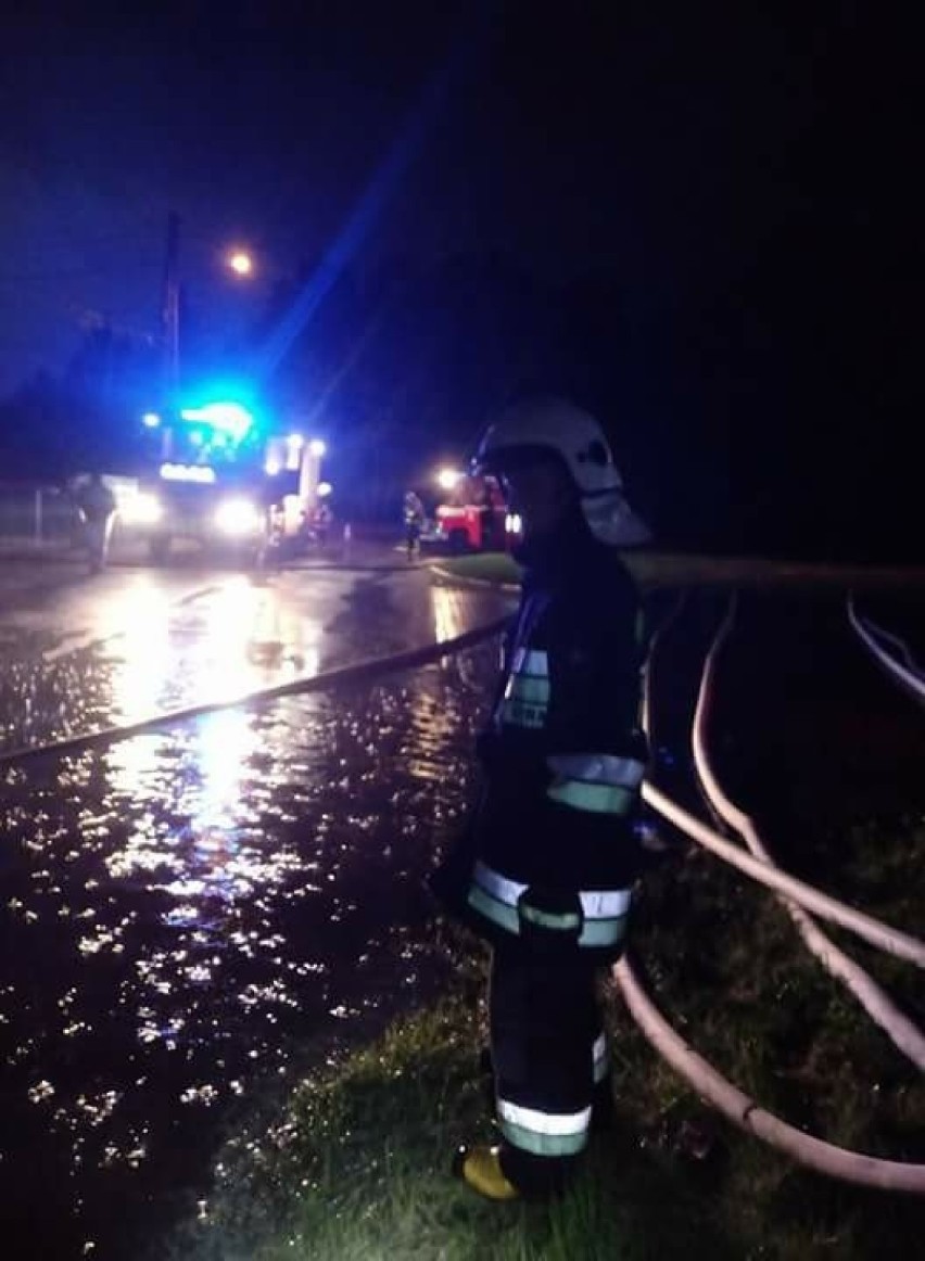 Podtopienia, zalane piwnice, połamane drzewa i utrudnienia na lotnisku w Pyrzowicach - to obraz po czwartkowych burzach 