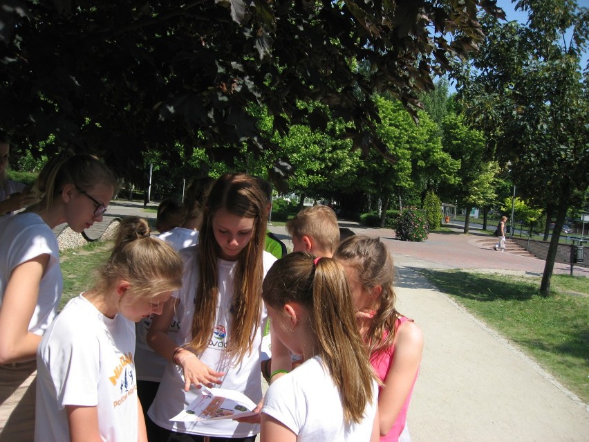 Uczniowie "Trójki" biegali z mapą po Lesznie
