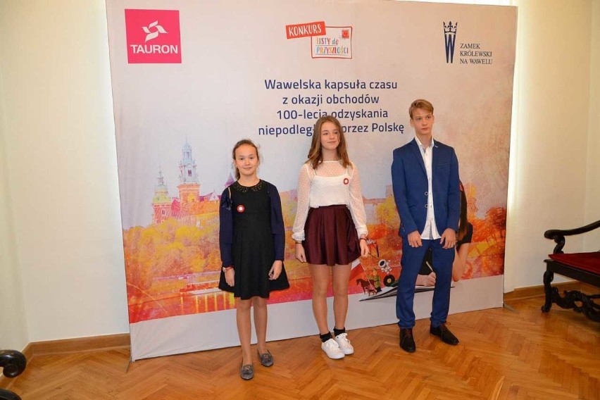 „Listy do przyszłości” uczniów z gminy Świdnica zamknięto w kapsule czasu na Wawelu 