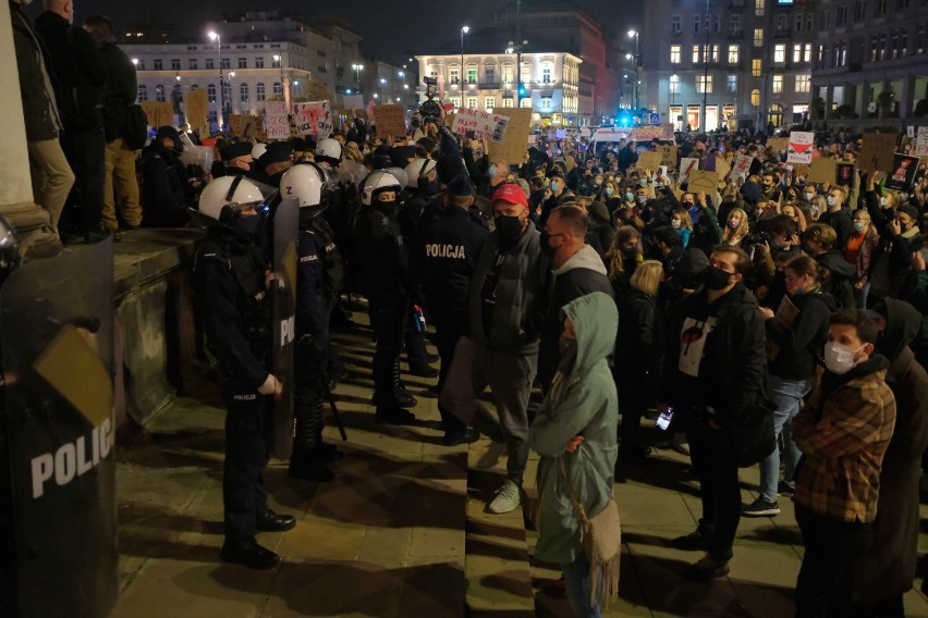 Warszawa. Starcia Antify i narodowców na Strajku Kobiet. Gorąco na pl. Trzech Krzyży! "Policja totalnie sobie nie radzi"