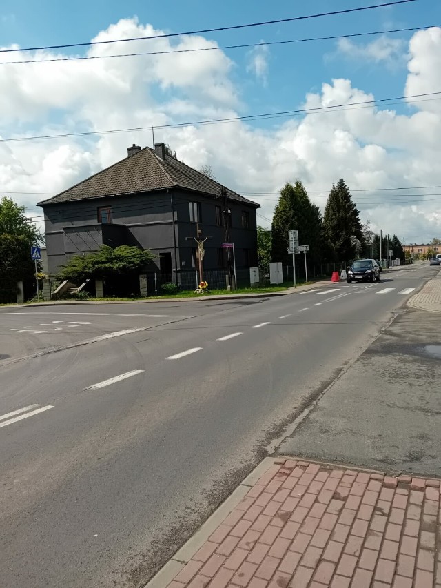 W ramach zadania wykonana zostanie przebudowa jezdni wraz z przebudową chodnika i odwodnienia drogi oraz przebudową kolidujących słupów. Wykonana zostanie także sygnalizacja świetlna na przejściu dla pieszych w rejonie szkoły. Wartość inwestycji wyniesie blisko 5,6 mln zł.