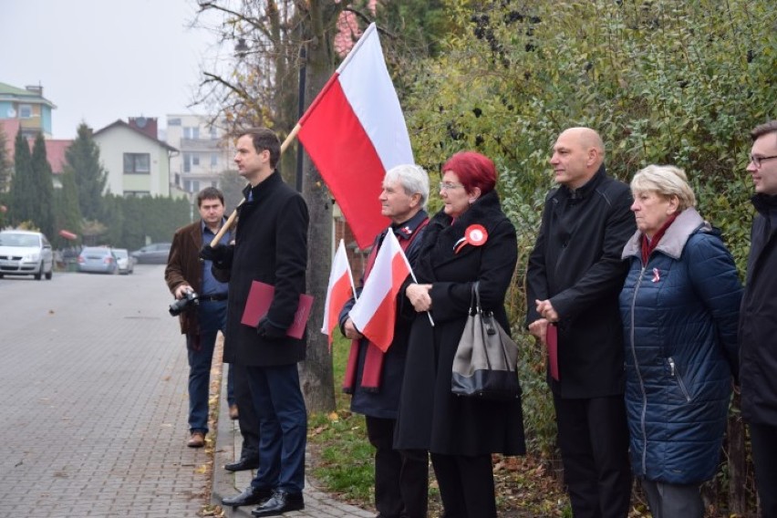 Świętowanie niepodległości w Pruszczu rozpoczęło się na ulicy 11 listopada. Pochód ze sztandarami przeszedł do kościoła  [ZDJĘCIA, WIDEO]