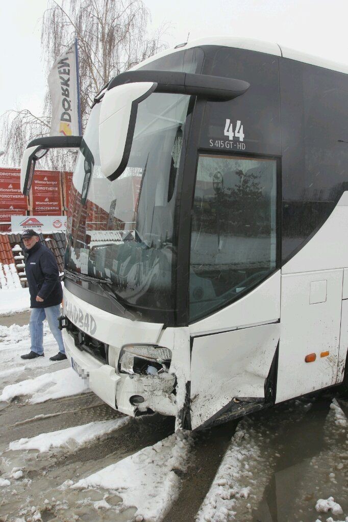 Wrocław: Ślisko na drogach. Wypadek autobusu, honda w rzece (ZDJĘCIA)