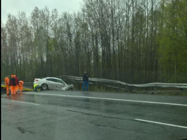 A4 kierunek na Wrocław. Przed Gliwicami za zjazdem na Zabrze, prawy i środkowy pas wyłączony z ruchu