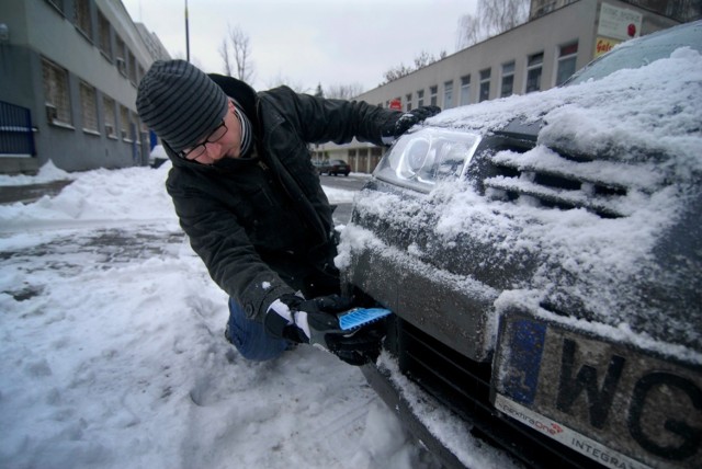 Śnieg coraz częściej pojawia się w tym roku, a do tego temperatura jest coraz niższa. Pamiętajmy jednak, że wiele naszych praktyk może być nielegalnych i możemy zostać za to ukarani. 

Jakie mandaty grożą nam zimą? Czytaj na kolejnych slajdach --->


Flesz - wypadki drogowe. Jak udzielić pierwszej pomocy?

