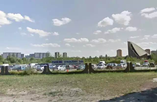 Teren, na którym znajduje się parking należy do znanego poznańskiego dewelopera Dariusza Wechty