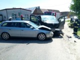 Wypadek w Sławsku. Bus zderzył się z osobówką, jedna osoba ranna [ZDJĘCIA]