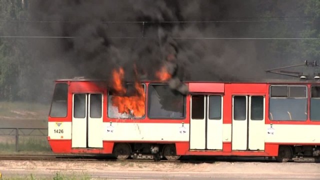 9. Komunikacja

Czy w Gdańsku zepsuł się tramwaj? - to pytanie doczekało się swojego fanpejdża. Zdjęcie też w pewien sposób obrazuje stan komunikacji. Autobusy, które się spóźniają albo nie przyjeżdżają, tramwaje w których jest ścisk i jechanie nimi często oznacza, że trzeba zostawić godność przed tym, jak do niego wejdziemy - to tylko kilka bolączek. Chociaż miasto wciąż zachęca do korzystania z komunikacji miejskiej i zostawienia samochodu w domu, to wiele osób nie zrezygnuje z wygody.