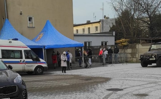 Mieszkańcy zamieszczają też komentarze w sieci i podkreślają, że najlepszym rozwiązaniem sytuacji byłoby pobieranie wymazów w mobilnych punktach typu drive thru