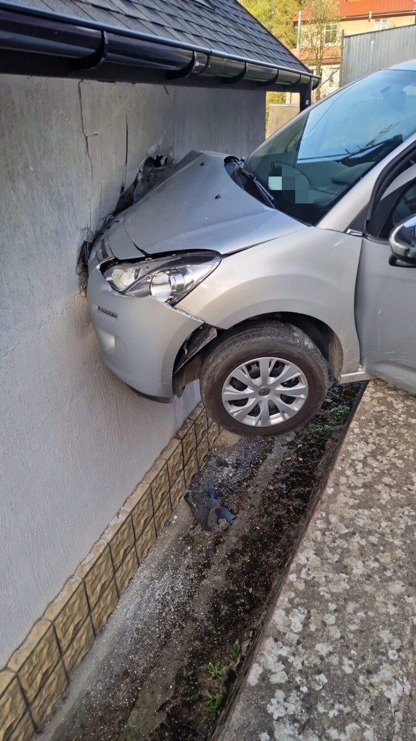 Samochód przebił ścianę domu w Polanicy - Zdroju....