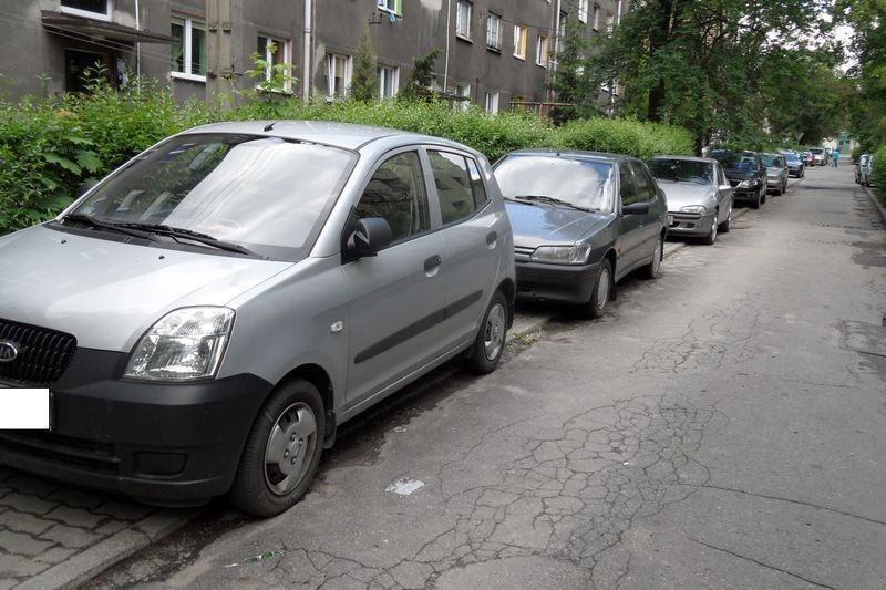 "Miszcz parkowania" w Jaworznie. Cały rząd aut należących do...