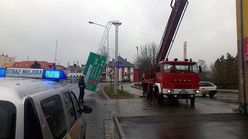 Wichura połamała drogowskaz w Jeleniej Górze.