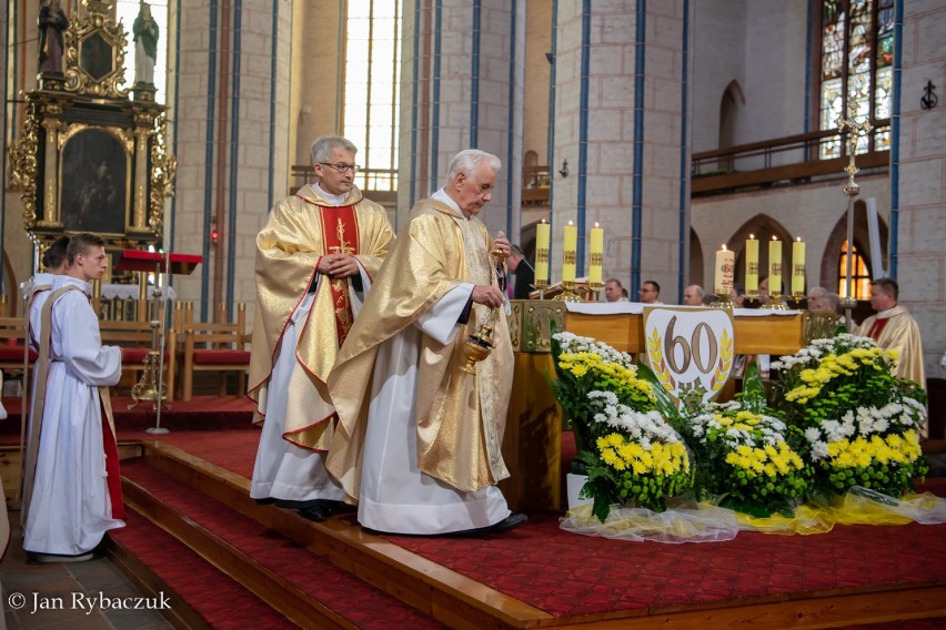 Jubileusz 60-lecia przyjęcia sakramentu święceń kapłańskich przez księdza prałata Henryka Ozgę [ZDJĘCIA]