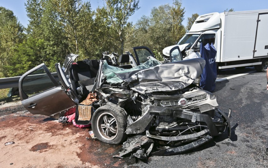 Zepchnięty przez opla fiat wpadł bokiem pod rozpędzonego...