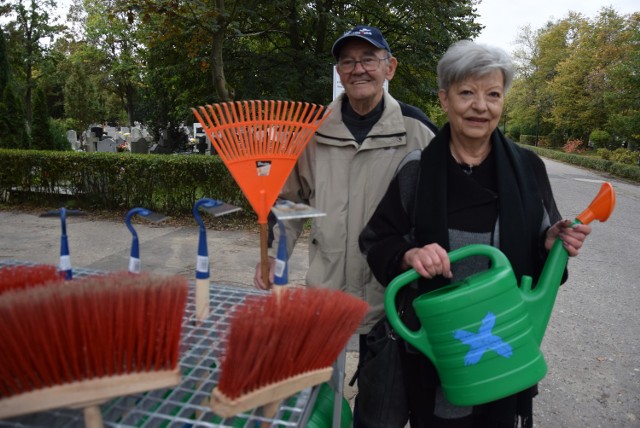 Sprzęt do sprzątania pojawił się na cmentarzu 2 października.