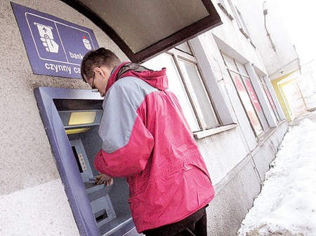Wyższe opłaty za usługi w bankowych oddziałach mają zachęcić klientów do korzystania z bankomatów i innych elektronicznych udogodnień. Fot. M. Tomalka