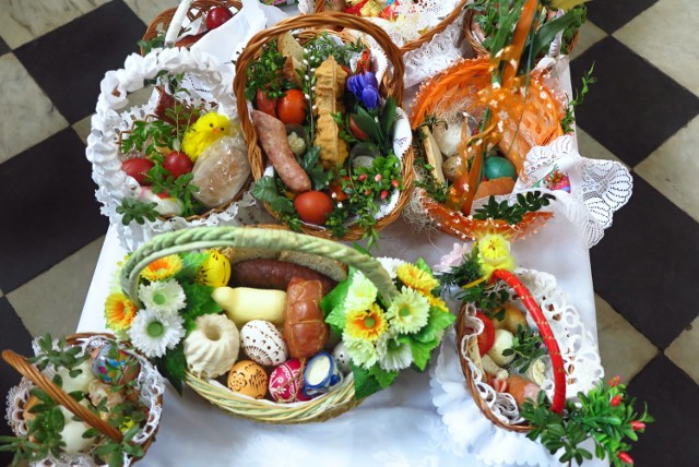 Wielkanoc na zdjęciach z 2018 roku. Święcenie pokarmów w Piotrkowie, Wolborzu, Sulejowie odbyło się w kościołach, a na wsiach w salach OSP