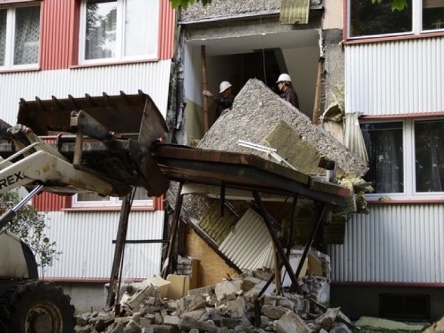 Ścianę bloku uszkodził operator koparko-ładowarki podczas prac budowlanych przy wejściu do klatki schodowej - fot. Wojciech Oksztol / Kurier Poranny