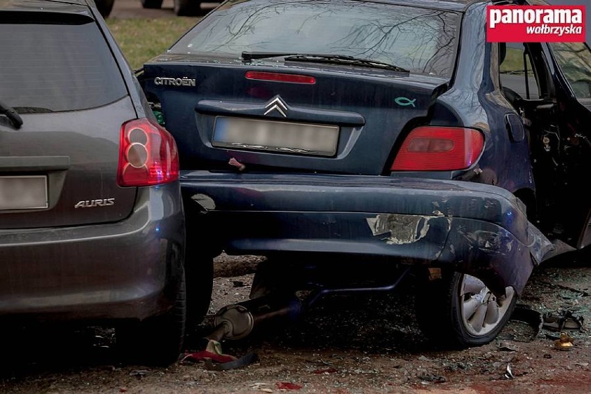 Pijany 24-latek z Wałbrzycha jadąc autem po ulicach Podzamcza uszkodził kilkanaście samochodów