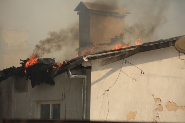 Płonął parterowy budynek, w kt&oacute;rym prowadzono remont, na rogu ulic 3 Maja i Radziwiłłowskiej. Fot. Tomasz Hens