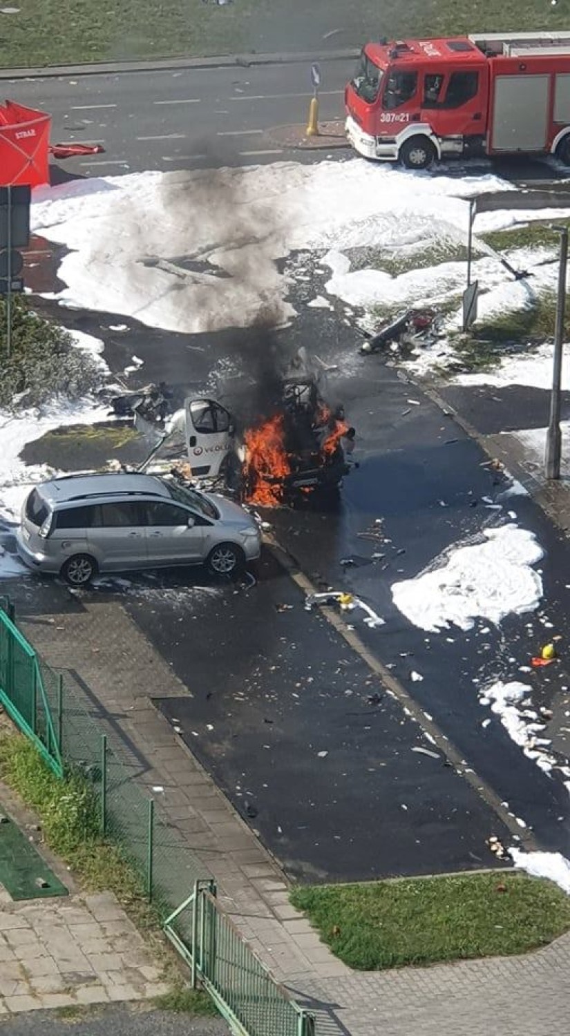 Bemowo: Wybuch samochodu. Nie żyją dwie osoby [ZDJĘCIA]