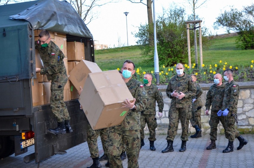 Żołnierze z Żagania i Zielonej Góry przywieźli z lotniska w...